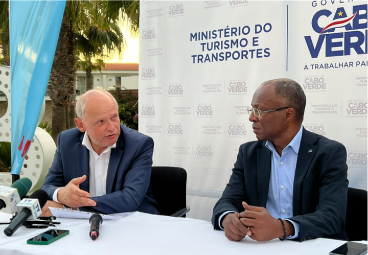 To menn som sitter ved siden av hverandre på et podium og signerer en intensjonsavtale.