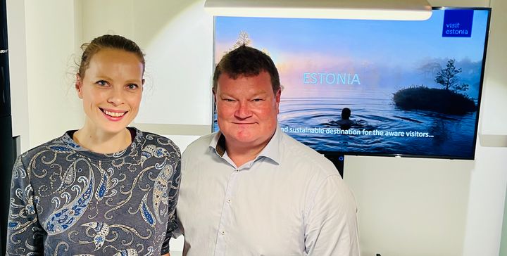 Salgssjef Anya Tonn i TUI Norge, sammen med Jens Juliussen fra Visit Estonia. TUI er velkjent som charteroperatør, men selger reiser til hele verden, enten det er en storbyferie til Tallinn eller en bryllupsreise til Maldivene.
