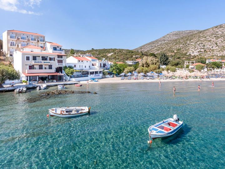 Seaview%20from%20the%20ocean%20to%20a%20beautiful%20beach%20on%20Samos%20with%20a%20small%20hotel.