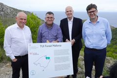 Fra venstre: Sebastian Ebel, Joan Simonet Pons, Thomas Ellerbeck, Jaume Bauzà Mayol er stolte av Forest Mallorca. På sikt skal det plantes 5 millioner trær verden over.