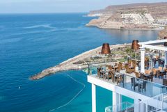 Utsikt over Amadores stranda sett fra lufta fra en balkong på hotellet RIU Vistamar.