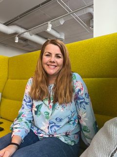 Portrettbilde av en solbrun og smilende Anne Mørk-Løwengreen, kommunikasjonssjef i TUI Norge. Hun har på seg en lyseblå, mønstret bluse.