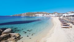 Den kritthvite stranden Plati Yialos på Mykonos i Hellas.