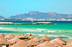 Strand med parasoller på Mallorca.