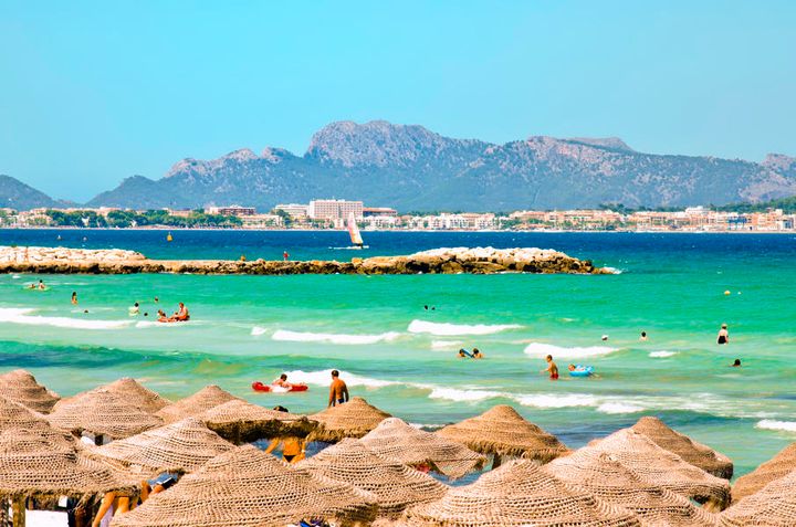 Strand med parasoller på Mallorca.