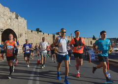 Løpere under Rhodos maraton i 2023