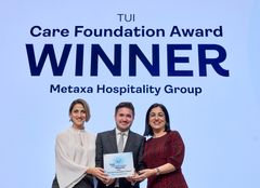 Aspa Fthenou and Marina Maniadi fra Metaxa Hospitality Group fikk TUI Care Foundation Award av Alexander Panczuk som er administrerende direktør i TUI Care Foundation.