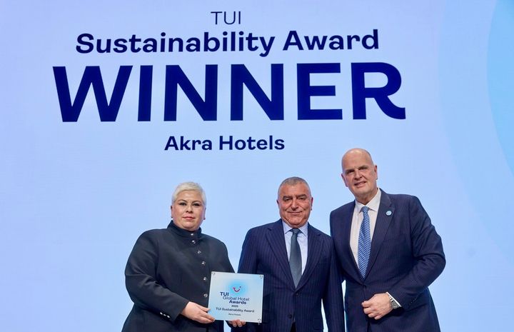 Kommunikasjonsdirektør i TUI Group, Thomas Ellerbeck delte ut prisen TUI Sustainability Award til Haydar Barut og Aslihan Atil