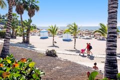 Tenerife, par som spaserer på strand med barnevogn