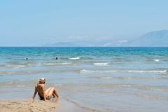 Kvinne på strand på Kreta