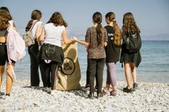 Målet er at alle de 17 200 skoleelevene på Rhodos skal delta strandrydding i regi av TUI Junior Academy i løpet av tre år. Hver ryddeaksjon fjerner rundt 400 kilo søppel.
