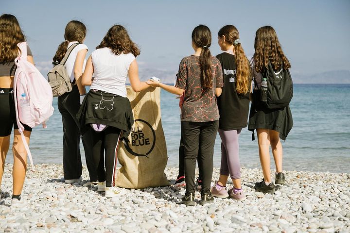Målet er at alle de 17 200 skoleelevene på Rhodos skal delta strandrydding i regi av TUI Junior Academy i løpet av tre år. Hver ryddeaksjon fjerner rundt 400 kilo søppel.
