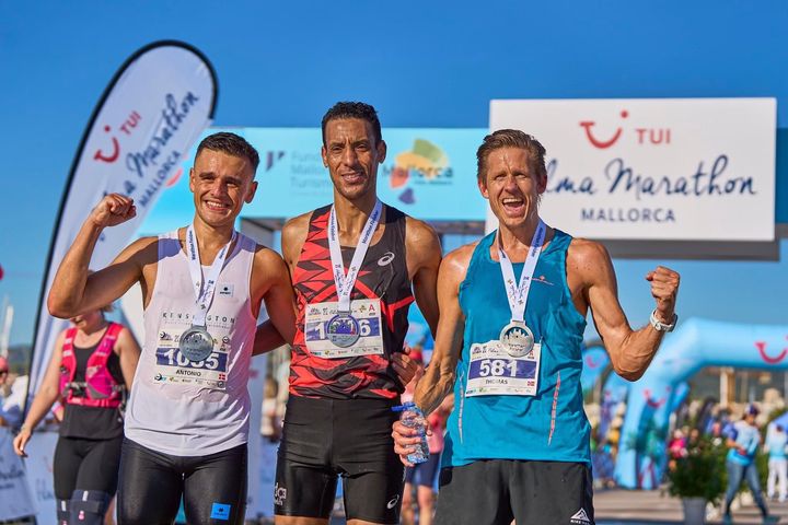 Thomas%20Kjetland%20%28ytterst%20til%20h%F8yre%29%20%20fra%20Trondheim%20og%20Omegn%20Sportsklubb%20l%F8p%20inn%20til%20tiden%202%3A35%3A36%20og%20en%20solid%20tredjeplass%20under%20den%2020.%20utgaven%20av%20TUI%20Palma%20Marathon%20p%E5%20Mallorca%20s%F8ndag%2020.%20oktober.