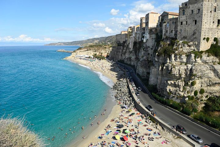 Tropea i Calabria i Sør-Italia er kjent for smale gater, romantiske restauranter og krystallklart vann. Nå blir det enklere å oppfylle reisedrømmen dit neste sommer, opplyser TUI.