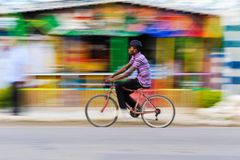 Mann som sykler i Jamaica