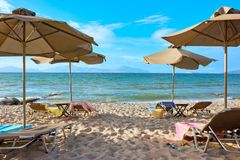 strand med solsenger