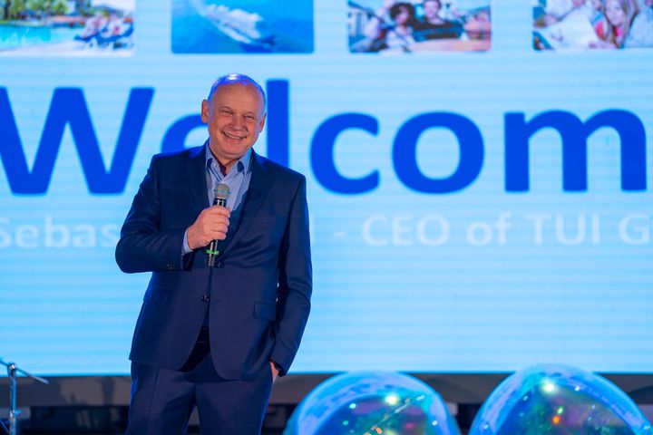 Sebastian Ebel under lanseringen av TUI Romania.