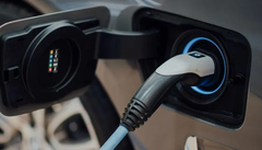 Lading av elbil nært utsnitt