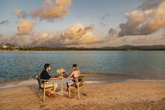 Romantisk middag ved stranden.