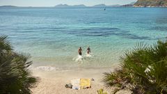 et par som svømmer ved strand på Mallorca