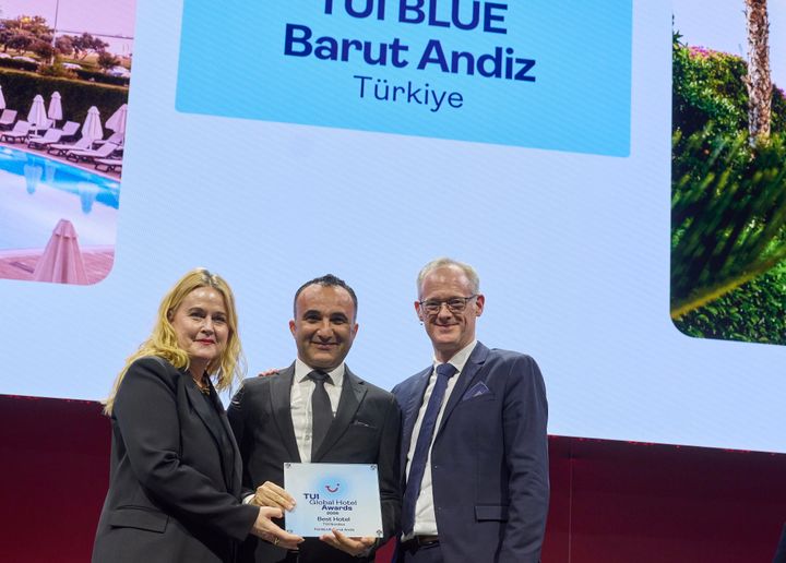 TUI%20BLUE%20Barut%20Andiz%20i%20Tyrkia%20er%20k%E5ret%20til%20det%20beste%20hotellet%20av%20norske%20gjester%20under%20TUI%20Grand%20Hotel%20Awards.%20Prisen%20ble%20delt%20ut%20av%20Jessica%20Enbacka%20som%20er%20adm.%20dir%20i%20TUI%20Nordic.