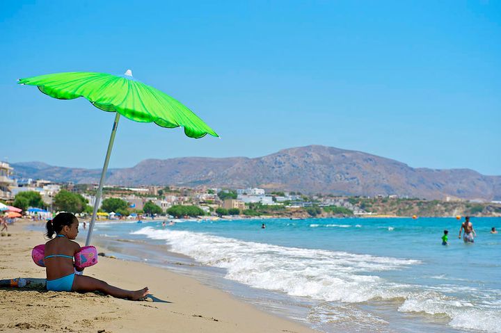 Jente med armringer på strand på Kreta