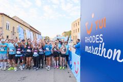 Løpere på startstreken til TUI Rhodes Marathon