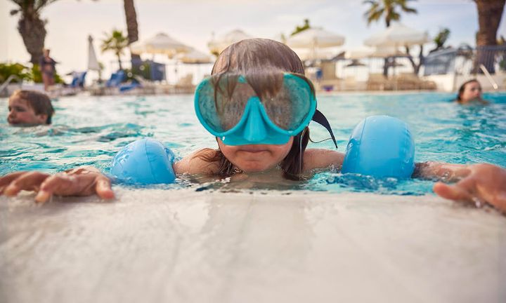 tui-blue-village-nausicaa-beach, jente som svømmer i poolen
