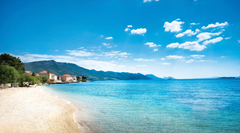 Et hotell med en strand foran