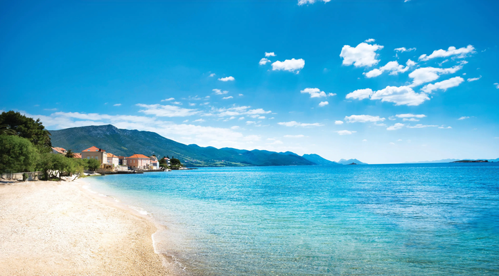 Et hotell med en strand foran