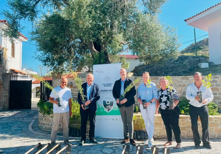 Det skal plantes over 3000 trær på Rhodos for å bidra til å gjenoppbygge naturen etter de kraftige skogbrannene i 2023. Prosjektet styres av TUI Care Foundation og Rhodes Co-Lab.