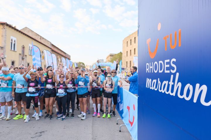 Løpere på startstreken til TUI Rhodes Marathon.