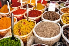 fargerike krydder i India