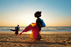 Dame i Goa india på en strand