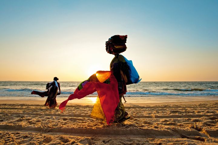 Dame i Goa india på en strand