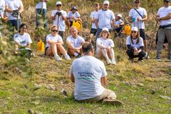 Ansatte i Marella Cruises får informasjon om trær de skal plante på Rhodos i regi av TUI Care Foundation.