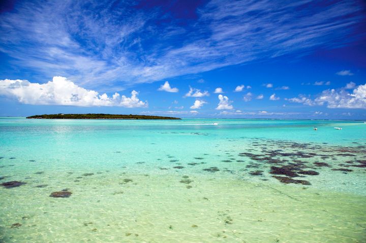 Mauritius%20er%20omkranset%20av%20store%20korallrev%20som%20gir%20rolige%2C%20grunne%20og%20krystallklare%20badeomr%E5der.