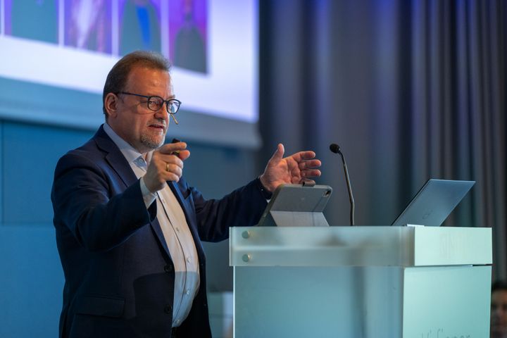 NITO-president Kjetil Lein på scenen under NITO Studentenes landsmøte.