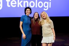GLADE, FOR NÅ: NITOs visepresident Safina de Klerk (t.v.) og NITOs studentleder Sofie Strøm Olsen (midten) sammen med rollemodell Bailey Bergan (t.h.).