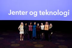 Rollemodellene fra Jenter og Teknologi-turneen på scenen.