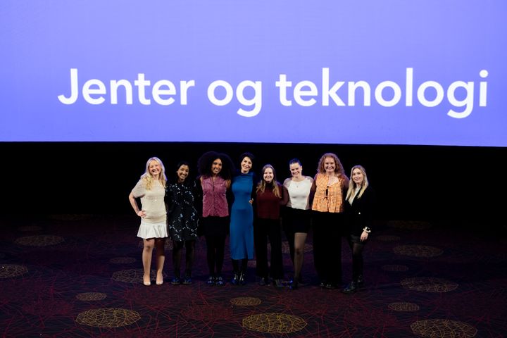 Rollemodellene fra Jenter og Teknologi-turneen på scenen.