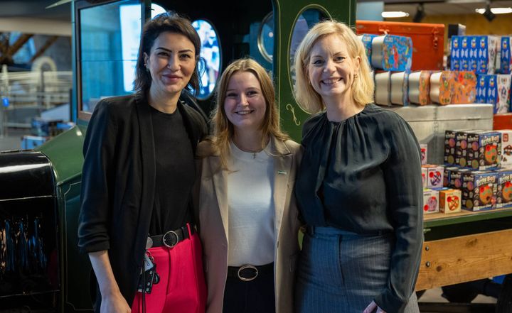 Forsknings- og høyere utdanningsminister Sigrun Aasland (Ap) på Teknisk Museum med visepresident i NITO, Safina de Klerk og leder av NITO Studentene, Sofie Strøm Olsen.