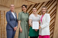 President Elisabet Haugsbø i Tekna, visepresident i NITO Safina de Klerk og direktør i Forbrukerrådet Mette Fossum, overrekker anbefalinger om digital suverenitet til digitaliseringsminister Karianne Tung.