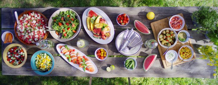På sommeren kan man nyte alt det gode Norge byr på i sesong. Spis friske salater, grønnsaker, frukt og søte bær.