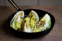 Kinakål er en grønnsak du kan lage mye godt med, prøv grillet kinakål med pesto.