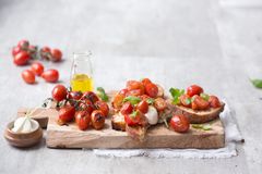 Grillede små tomater er et must til sommerserveringen.
