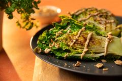 Du kan servere grillet hjertesalat enkelt, bare med sitron og pepper, eller som her med en smakfull peanøttsaus. Supergodt!!!