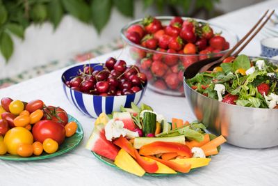 Fyll bordet med fargerike, friske og norske frukt, bær og grønnsaker i sesong