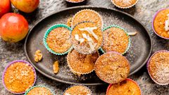 Kjempegode og grove muffins med epler som du kan ha til frokost, som turmat, til lunsj eller når du måtte ha lyst på noe godt