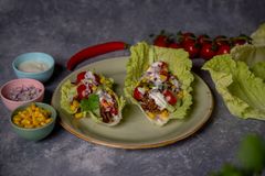Bruk herlige og sprø saftige blader av kinakål som tacoskjell eller tortillalefser.
